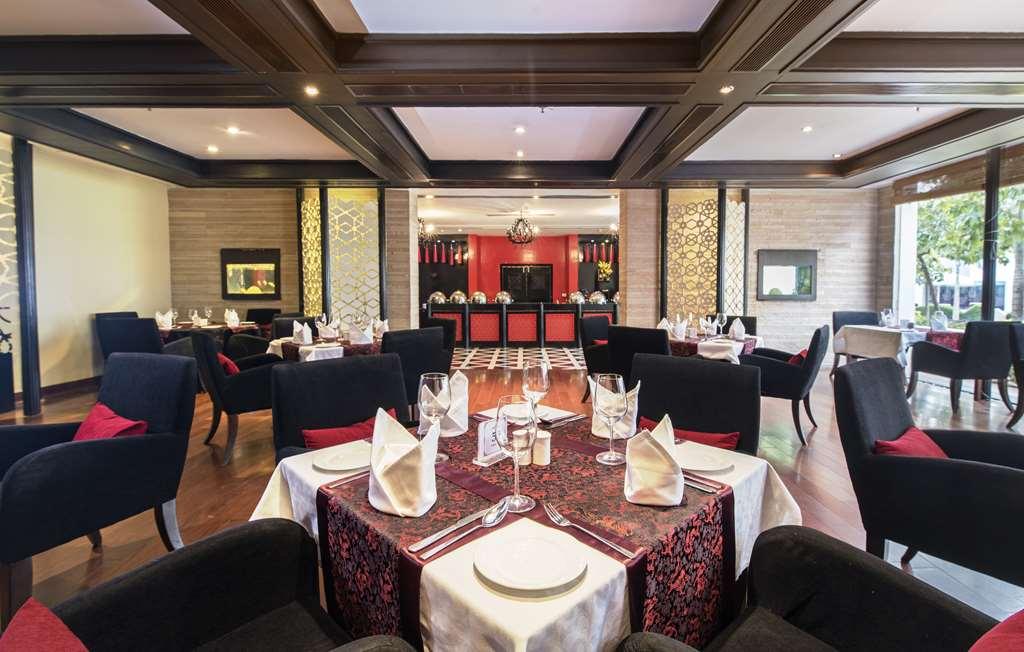 Radisson Blu Udaipur Palace Resort & Spa Restoran fotoğraf