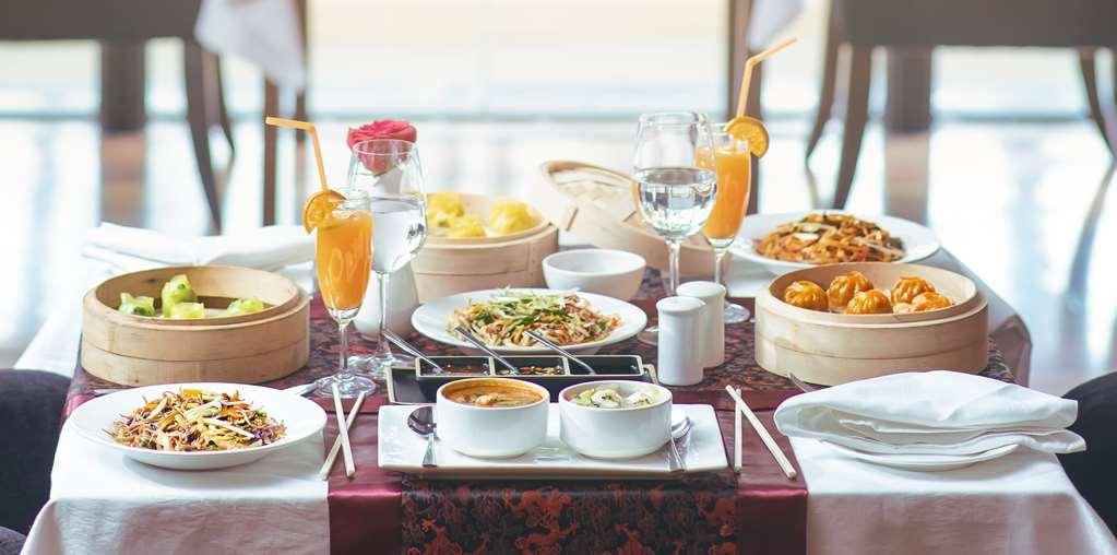 Radisson Blu Udaipur Palace Resort & Spa Restoran fotoğraf